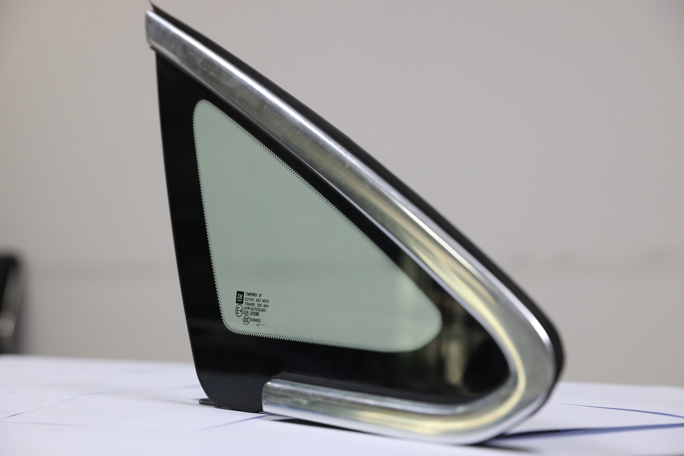 固定側角窗總成